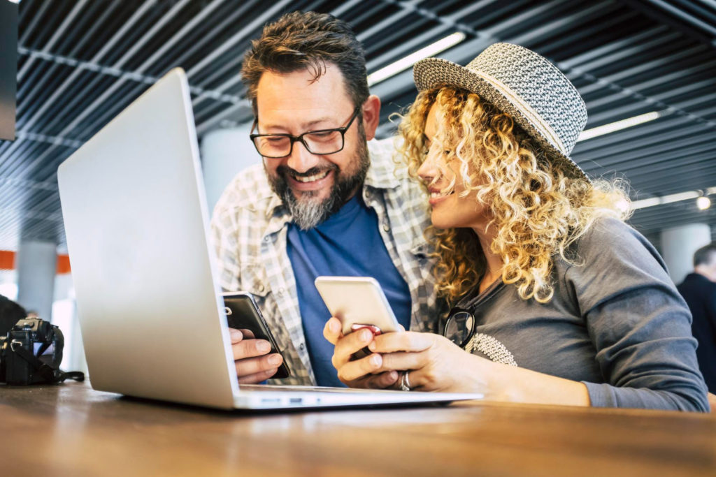 Oprawki do okularów męskie można zakupić w wielu sklepach znanych marek