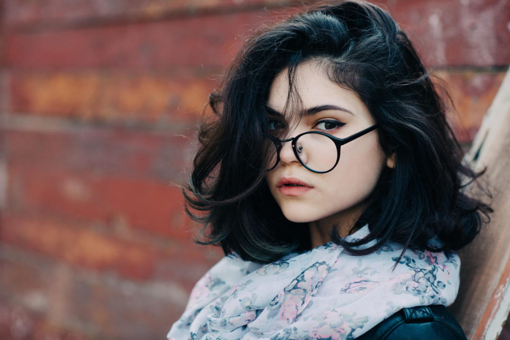 Udając się do salonu optycznego, często nie mamy do końca sprecyzowanych wymagań co do oprawek, jakie będą posiadały nasze okulary