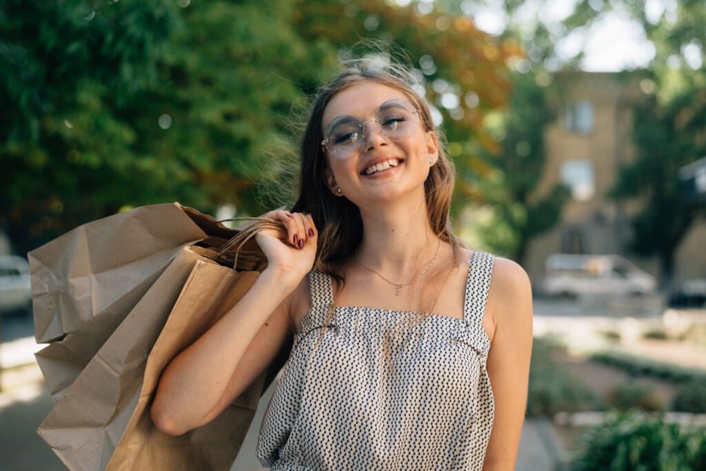 W dzisiejszych czasach okulary przeciwsłoneczne nie tylko chronią nasze oczy przed szkodliwym promieniowaniem UV, ale także stanowią ważny element naszego stylu
