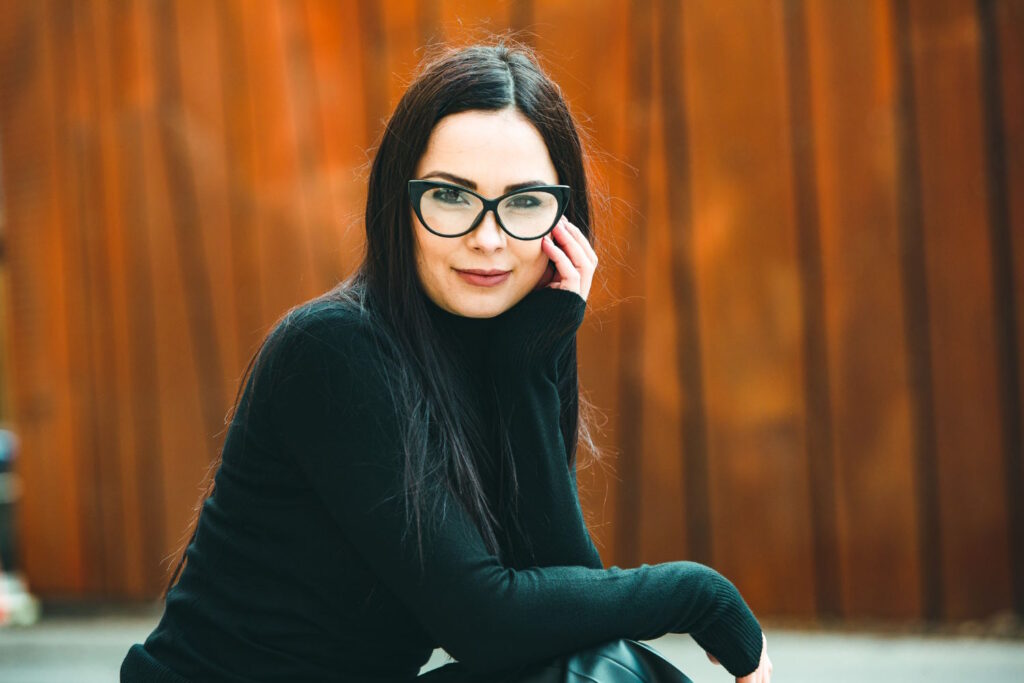 Okulary korekcyjne to nie tylko narzędzie poprawiające wzrok, ale również modny dodatek, który może podkreślić nasz styl i osobowość